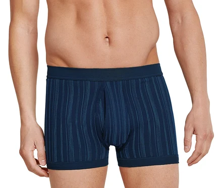 Homme torse nu portant un short SCHIESSER bleu en maille côtelée fine.
