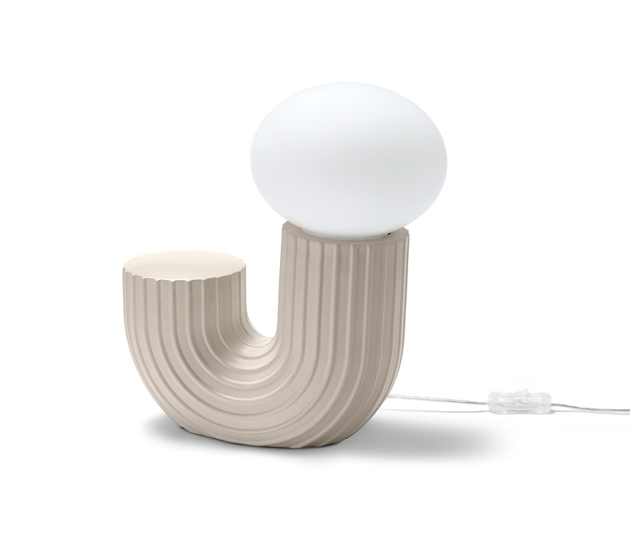 Lampe de bureau design LED sur fond blanc.