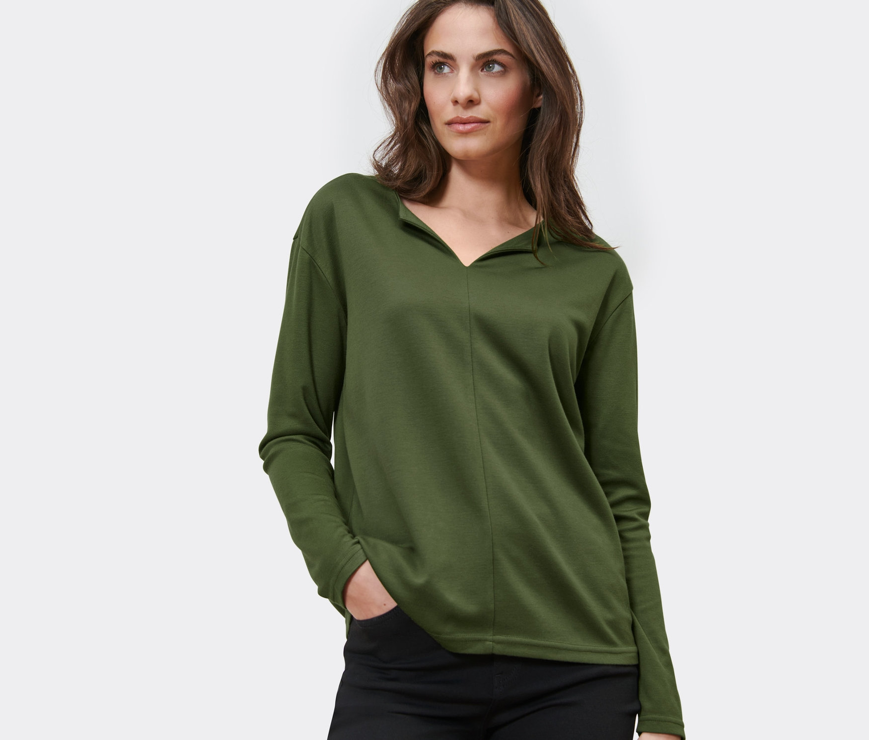 Femme portant une blouse.