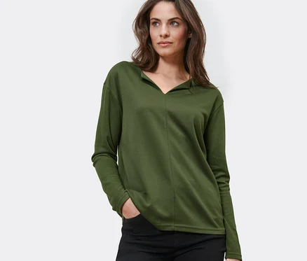 Femme portant une blouse.