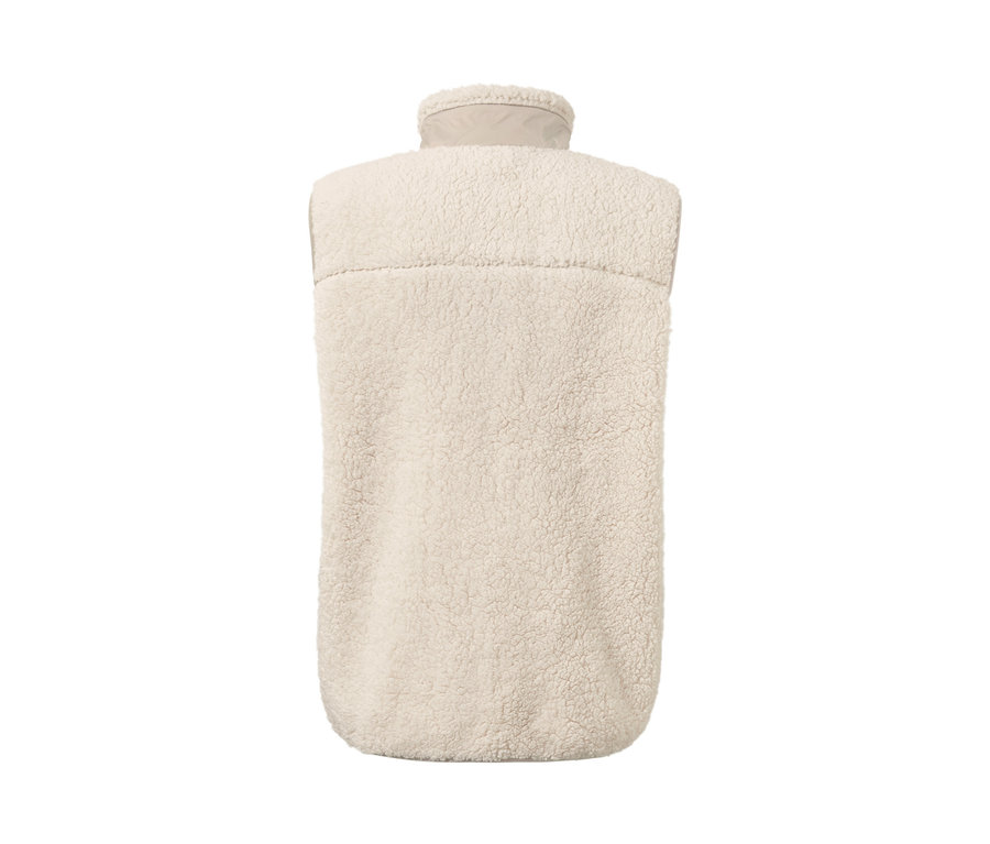 Gilet en peluche beige.