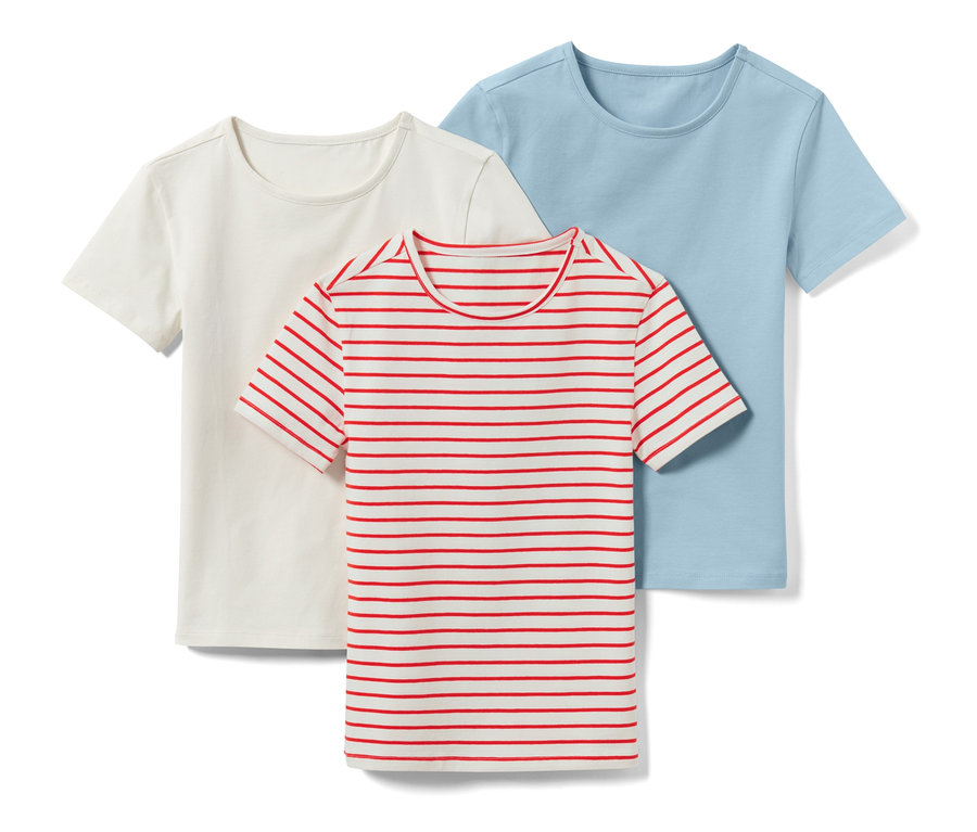 Trois t-shirts enfant : un blanc, un bleu et un rayé.