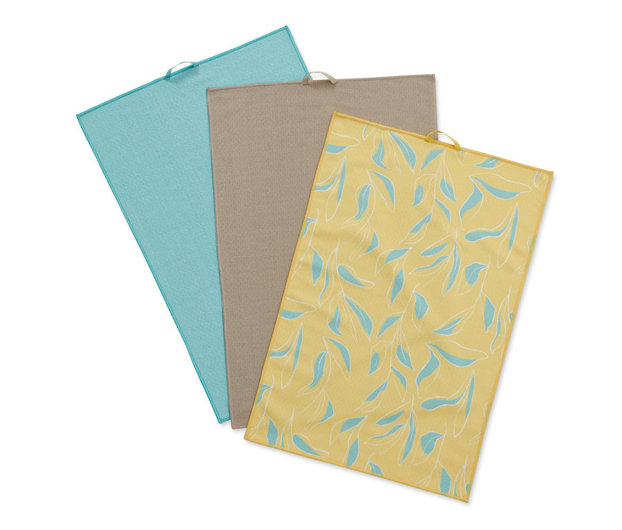 Trois linges de cuisine : bleu clair, beige et jaune avec des feuilles bleues.