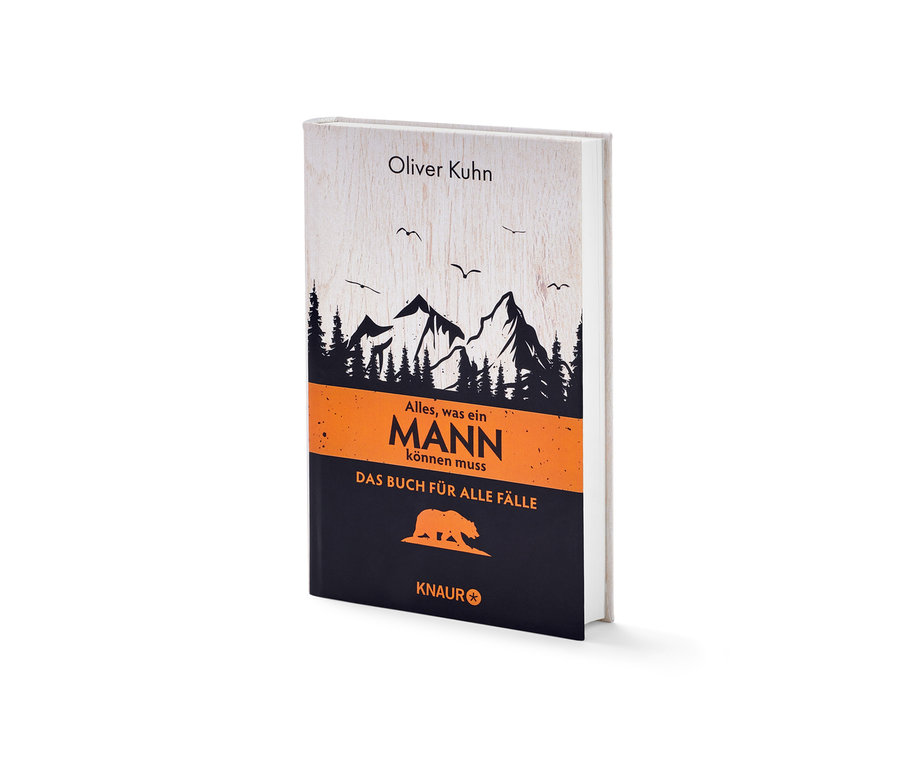 Livre : « Alles, was ein Mann können muss » d'Oliver Kuhn. La couverture montre des montagnes, une forêt et un ours.