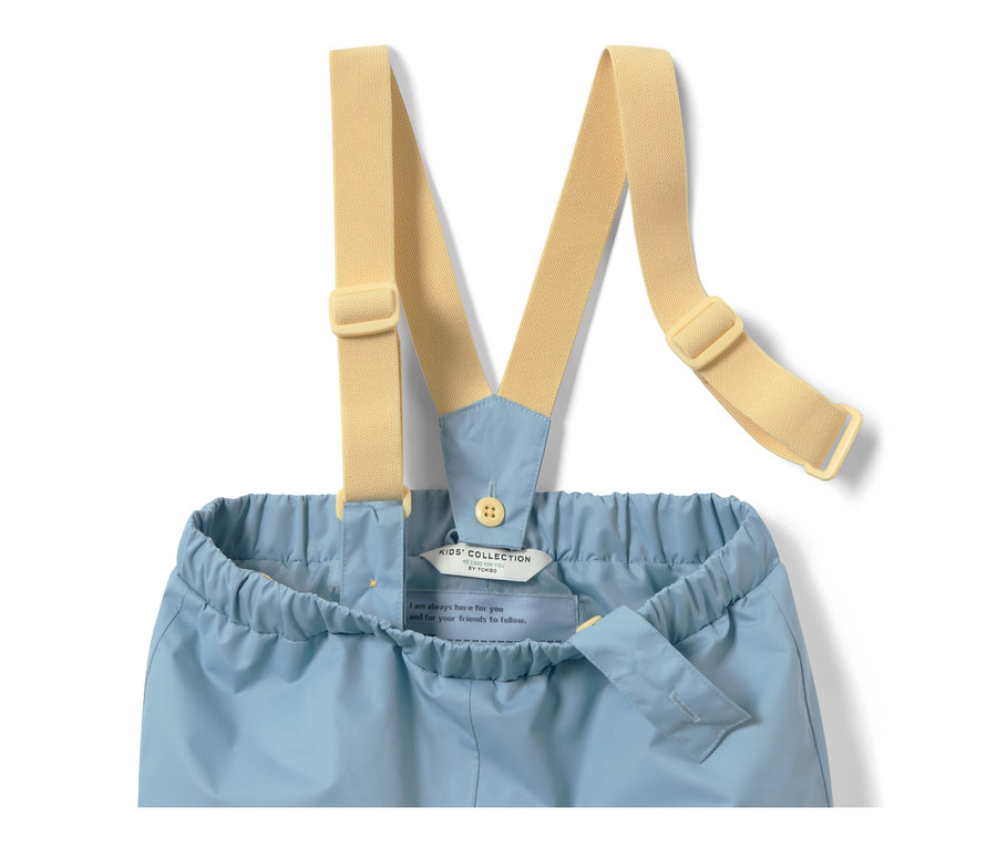 Pantalon imperméable pour tout-petit bleu clair avec bretelles beiges.