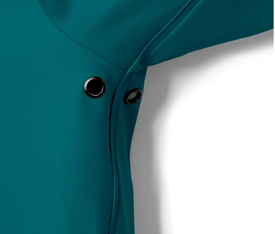 Gros plan sur un manteau de pluie bleu avec des œillets noirs.