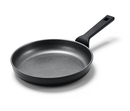 Une poêle en aluminium de qualité professionnelle d'environ 24 cm de diamètre avec une poignée noire sur un fond blanc.
