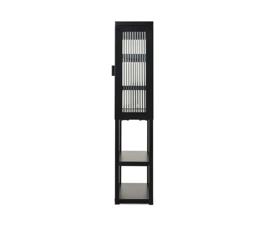 Armoire murale noire avec porte en verre et deux étagères.