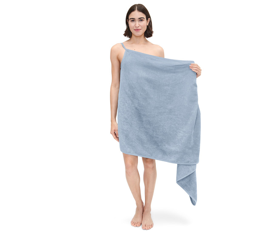 Femme posant dans une robe-linge de toilette bleu clair.