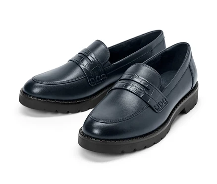 Deux paires de mocassins en cuir sur fond blanc.