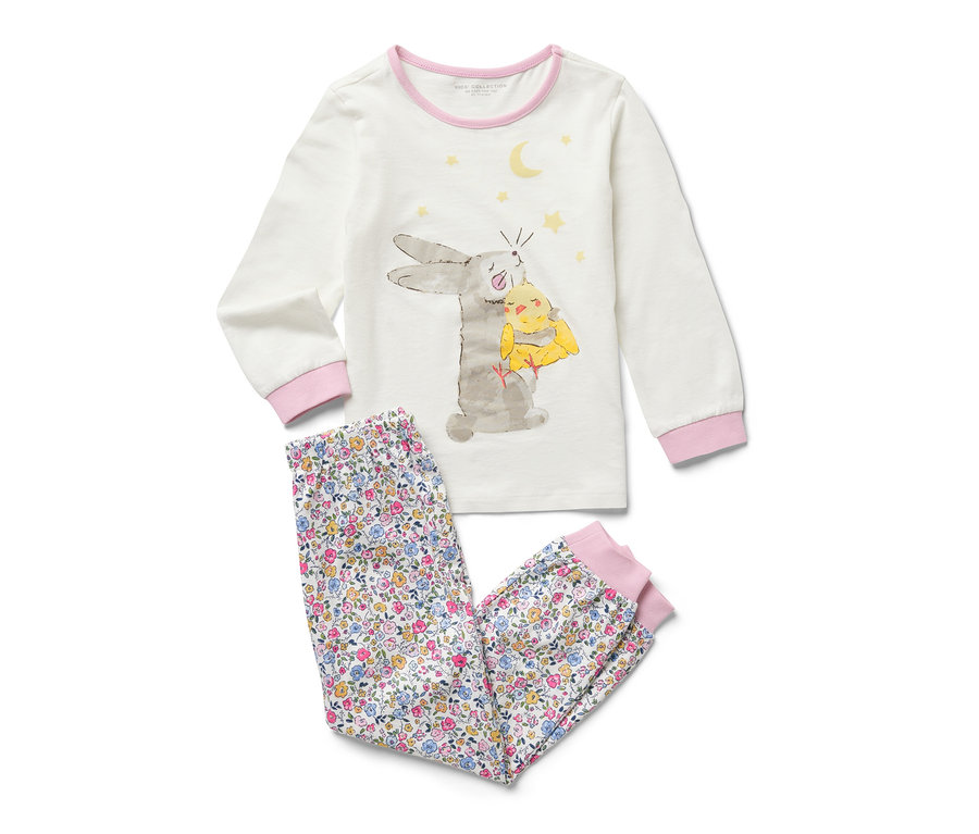 Pyjama pour enfant, lapin, avec un imprimé d'un lapin étreignant un poussin, posé sur un fond blanc.