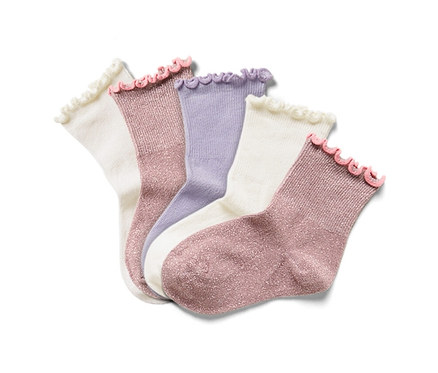 Cinq paires de chaussettes pour enfants à volants en blanc, violet et rose.