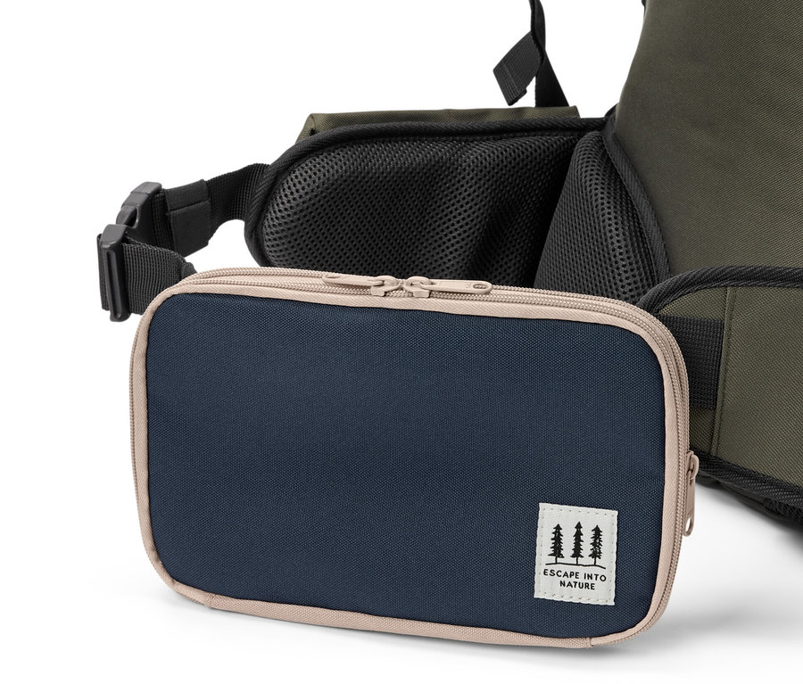 Détail d'un sac multifonction attaché à un sac à dos.