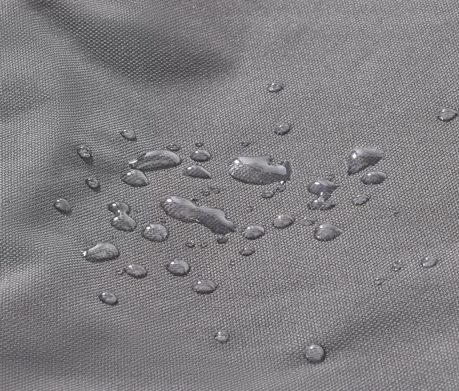 Gros plan sur une housse de protection premium pour corbeilles de plage XL avec des gouttes d'eau à la surface.