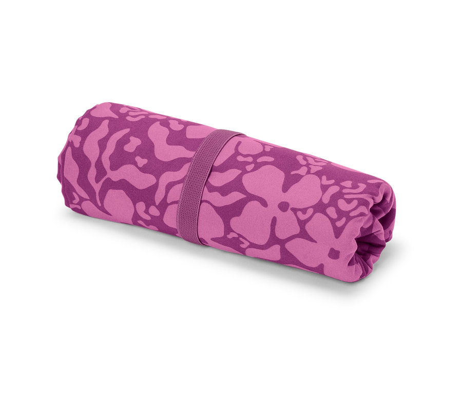 Une serviette de toilette outdoor enroulée avec un motif violet et un élastique.