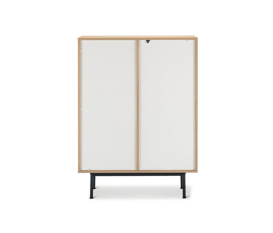 Vue arrière d'une commode Finnsbo à l'aspect lamellé, avec des portes blanches et un cadre en bois clair.