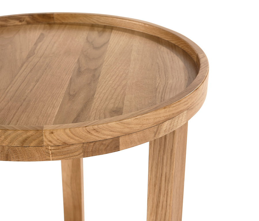 Gros plan sur une table d'appoint ronde en bois.
