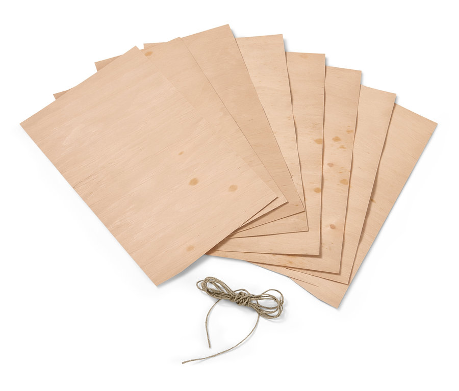 Huit feuilles de papillotes en bois de hêtre et une ficelle.