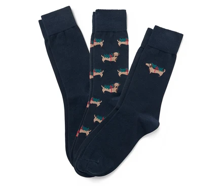 Trois paires de chaussettes bleu foncé. Une paire avec un motif de teckels.