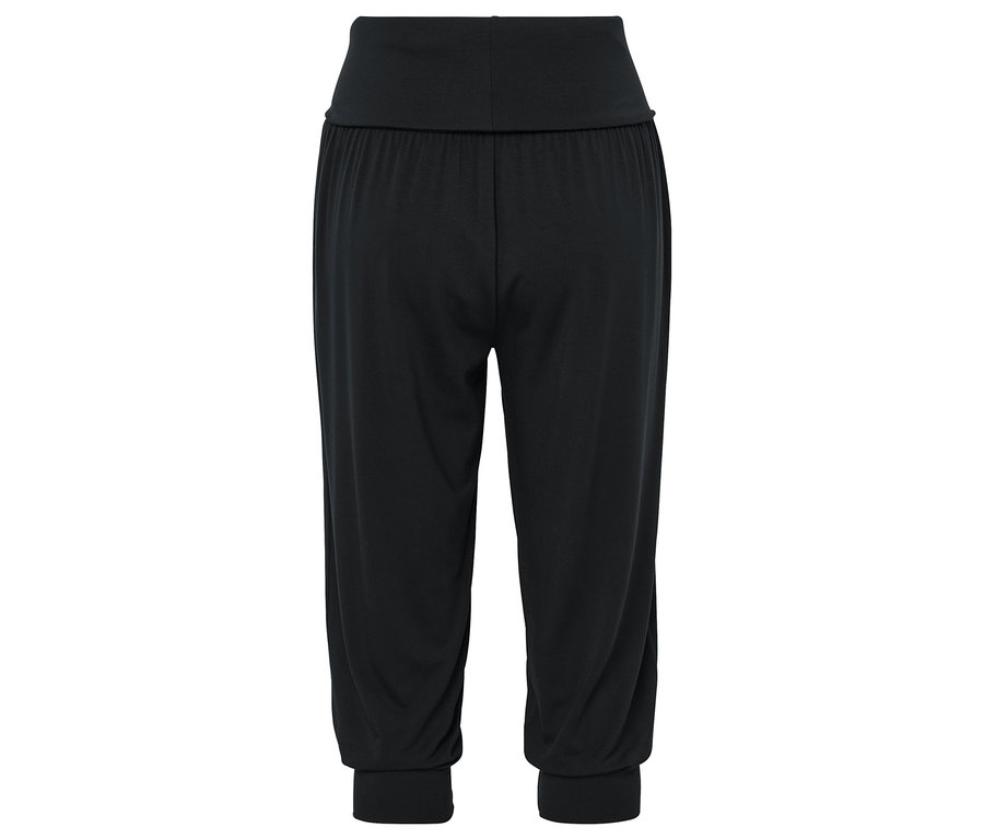 Pantalon noir trois-quarts avec large ceinture et ourlets aux chevilles.