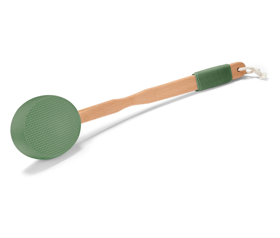 Éponge de lavage verte avec manche en bois et cordon de suspension.