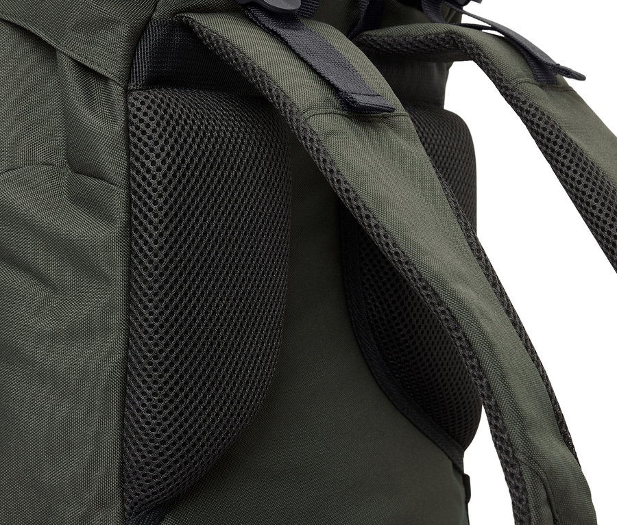 Gros plan sur un sac à dos de randonnée vert de 40
l avec un filet noir sur le dos et les bretelles.