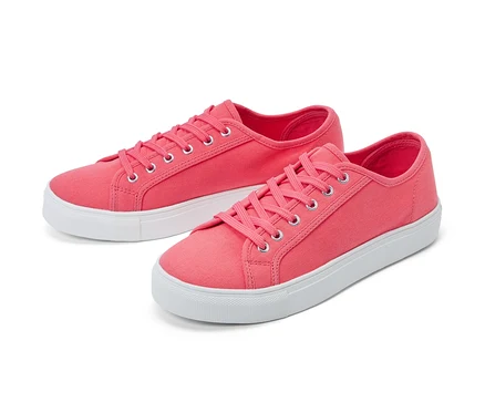 Deux baskets en toile sur fond blanc.