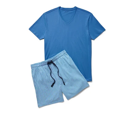 Ensemble pyjama shorty bleu avec haut à manches courtes et short rayé.