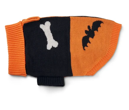 Pull pour chien tricoté avec motif d'os et de chauve-souris en orange et noir.