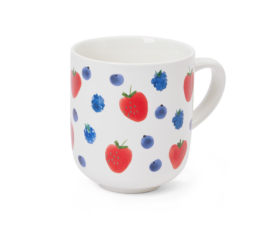 Un grand mug blanc à motifs de fraises et de myrtilles.