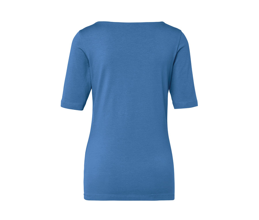 T-shirt bleu à manches trois quarts.