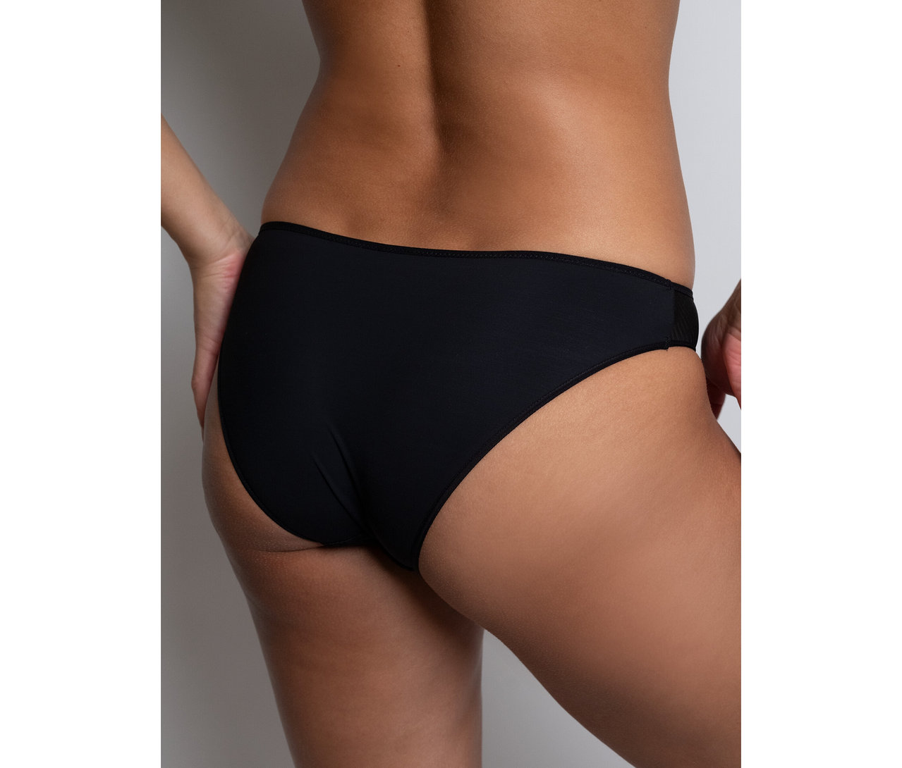 Vue de dos d'une personne portant un slip « Nais » Passionata noir.