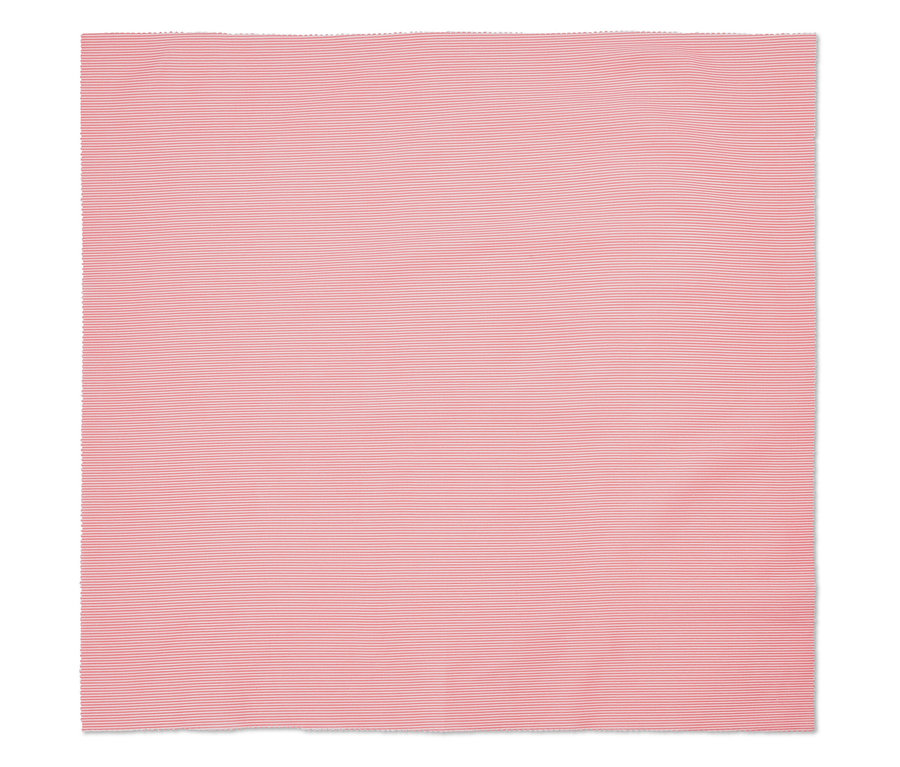 Gros plan sur un ensemble de tissu 5 pièces avec un motif à fines rayures dans les tons roses.