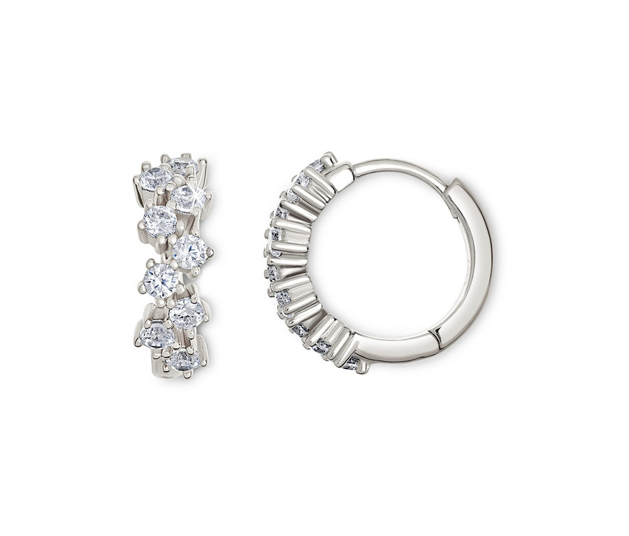 Deux boucles d'oreilles argentées avec des pierres claires sur fond blanc.