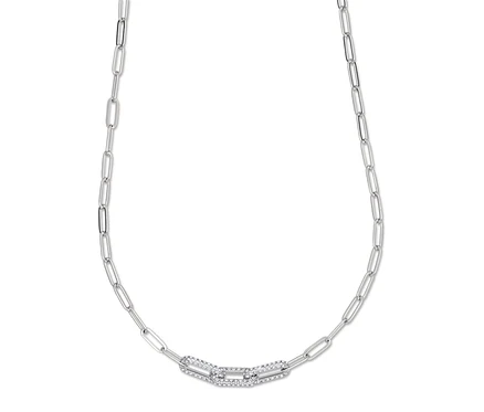 Collier chaîne argentée avec un maillon décoratif au centre.