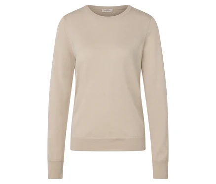 Un pull en maille fine de laine mérinos crème est présenté.
