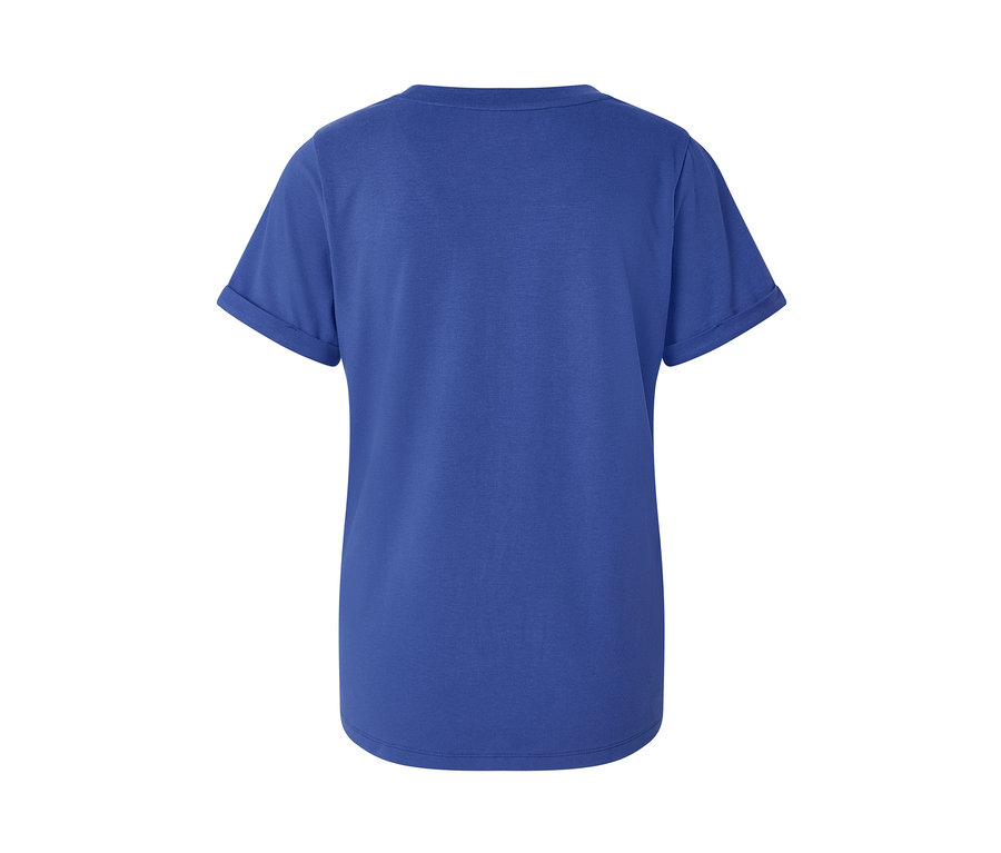 T-shirt de sport bleu avec manches retroussées.