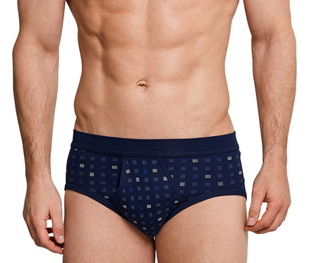 Homme torse nu portant un slip SCHIESSER bleu foncé en maille côtelée fine avec un motif de carrés bleus clairs et bleus.