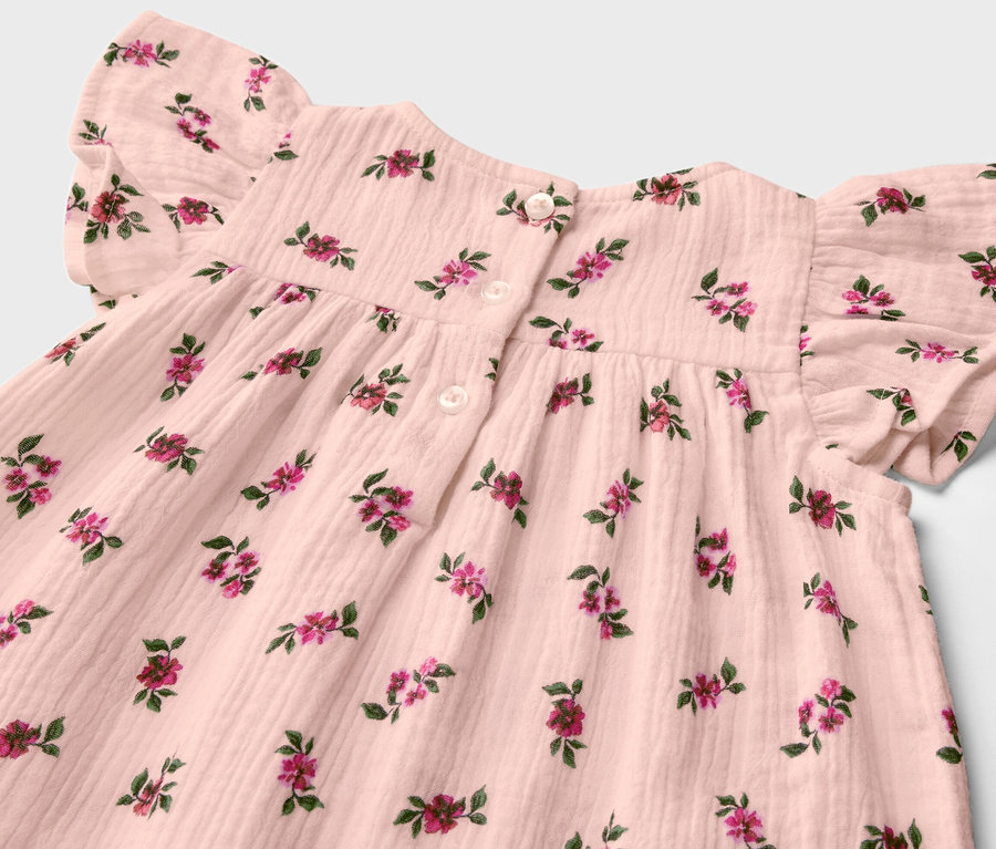 Robe en mousseline pour bébé avec un motif floral.