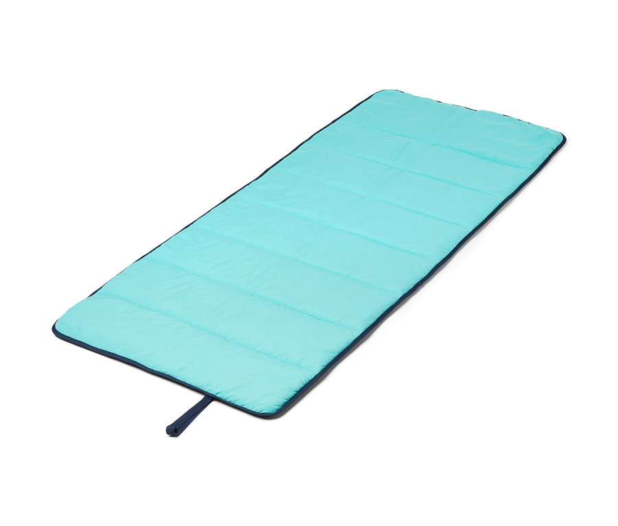 Un matelas de plage bleu avec une bordure bleu foncé sur un fond blanc.