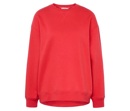 Pull rouge à manches longues.