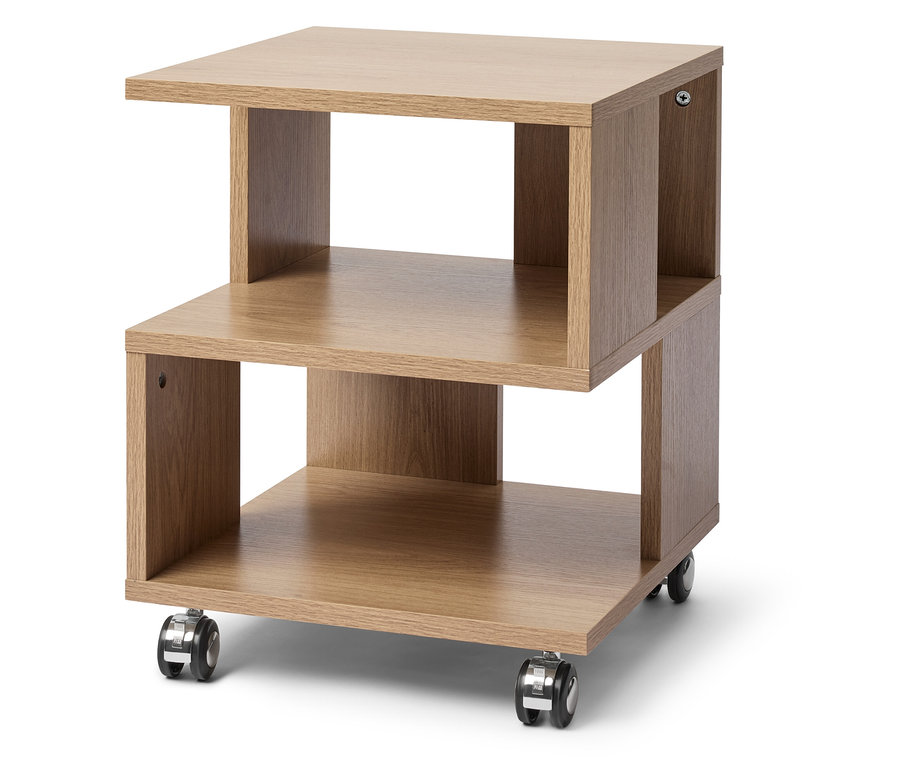Table d'appoint en bois marron clair avec deux étagères et roulettes.
