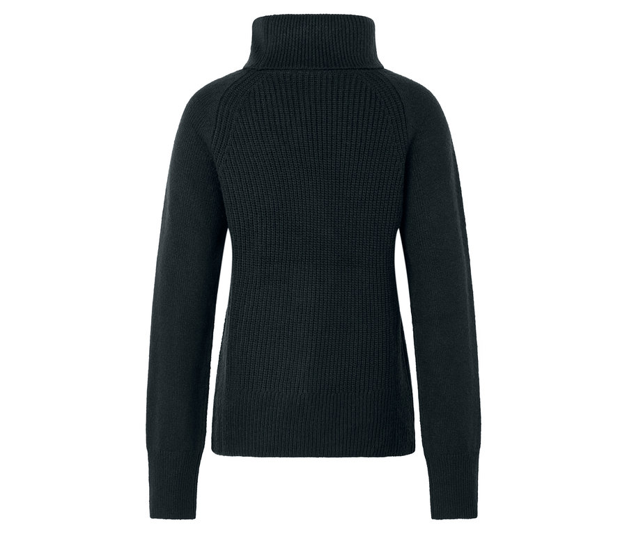 Gros plan d'un pull à col roulé noir à manches longues.