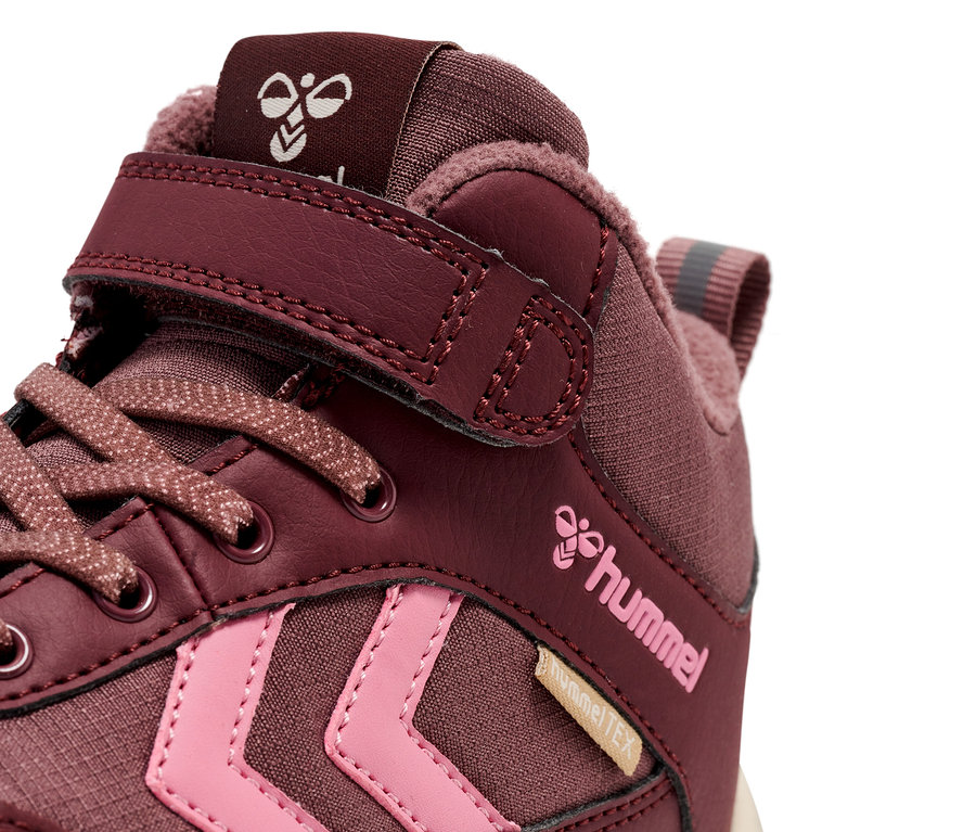 Gros plan sur une chaussure HUMMEL Root Tex Jr rose.