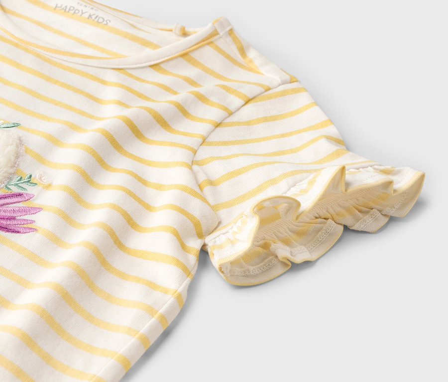 Gros plan sur un t-shirt à manches courtes rayé jaune et blanc avec un motif floral violet.