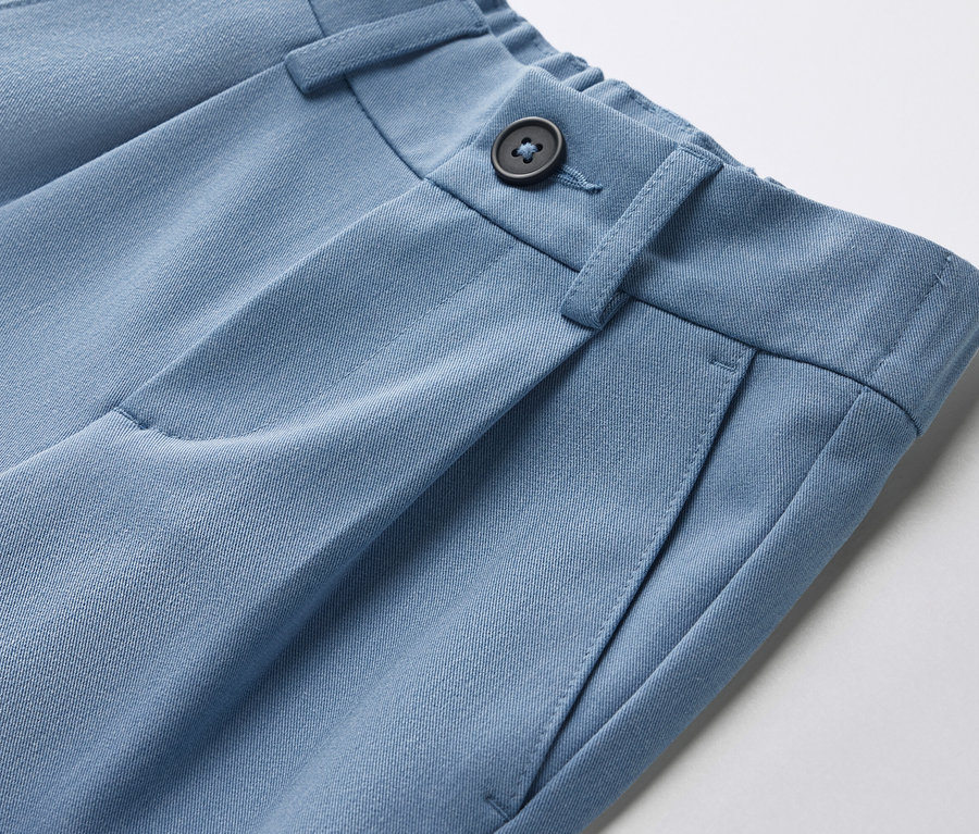 Gros plan d'un pantalon chino pour enfant