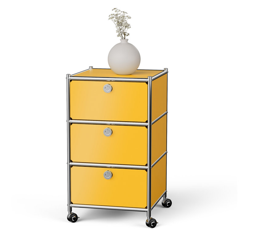 Commode jaune à trois tiroirs sur roulettes avec un vase blanc avec des fleurs dessus.