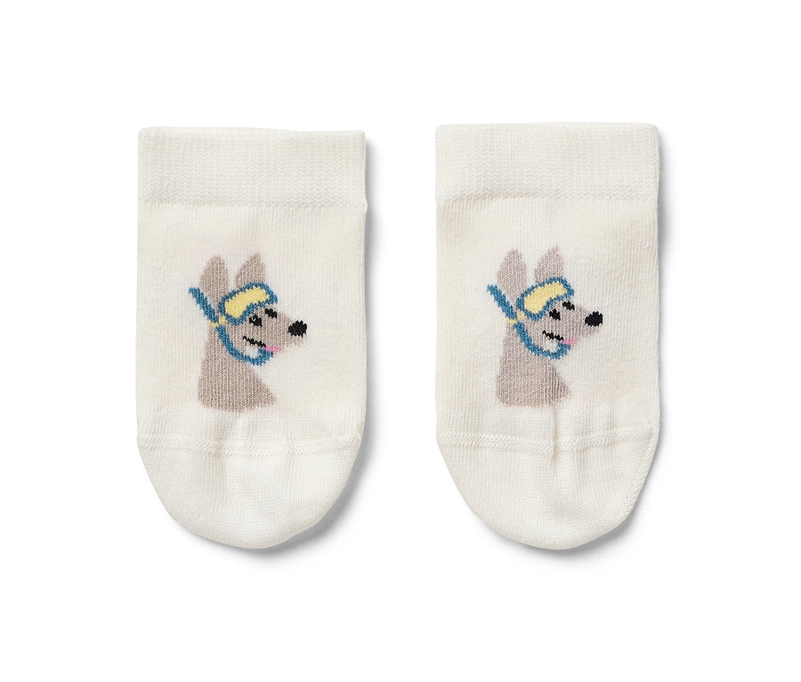 Deux paires de chaussettes de sport pour enfants avec un motif de kangourou portant des lunettes de plongée.