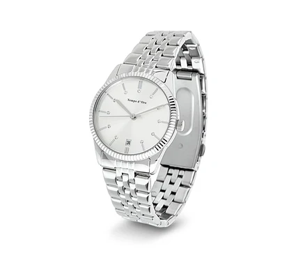 Une montre argentée avec un bracelet en métal et un cadran blanc.