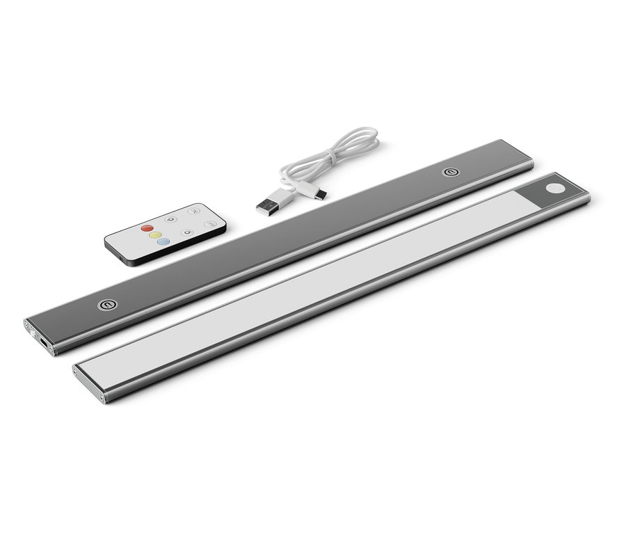 Deux barres LED argentées, une télécommande et un câble USB sur fond blanc.